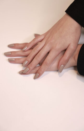 Manicure rubber + Esmaltado en gel + Pedicure regular